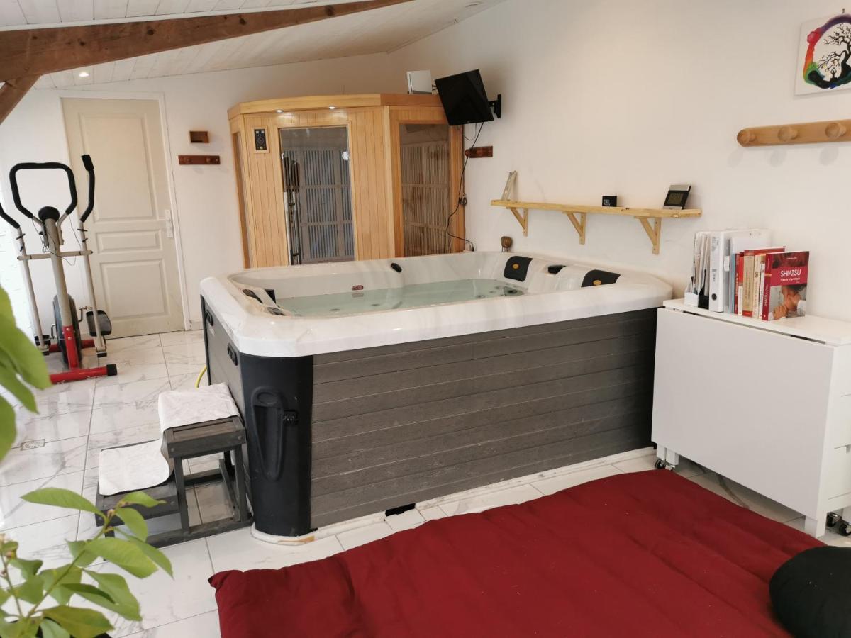 Logis Des Douves Bed & Breakfast Tiffauges Dış mekan fotoğraf