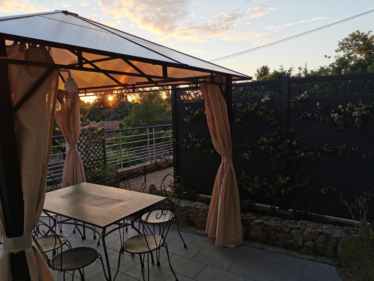 Logis Des Douves Bed & Breakfast Tiffauges Dış mekan fotoğraf