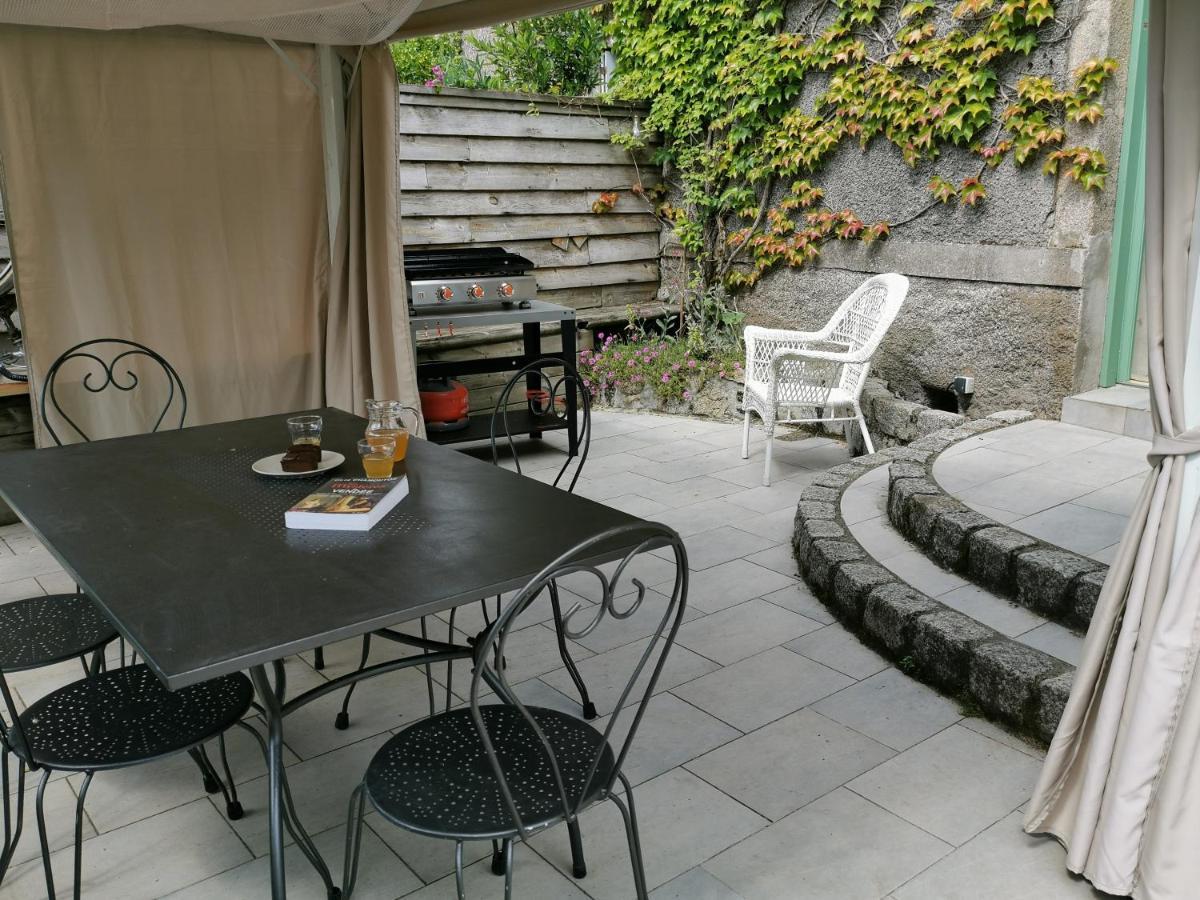 Logis Des Douves Bed & Breakfast Tiffauges Dış mekan fotoğraf