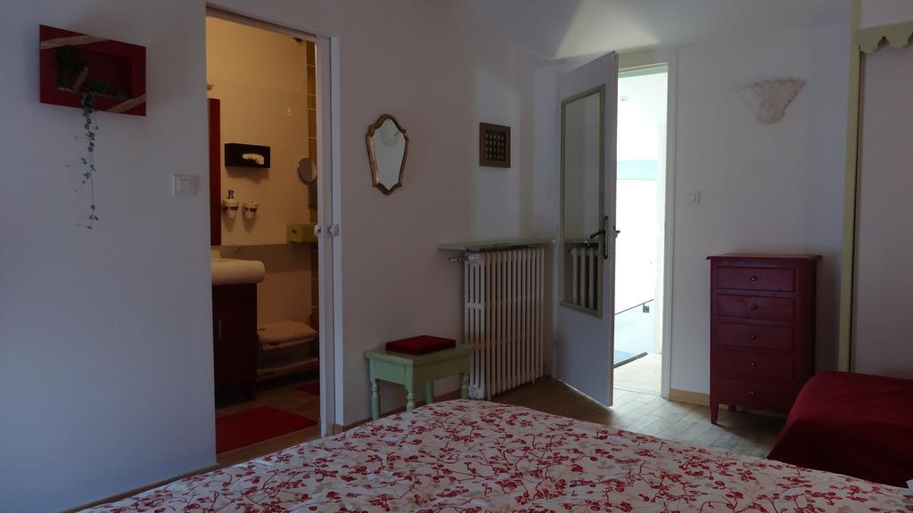 Logis Des Douves Bed & Breakfast Tiffauges Dış mekan fotoğraf