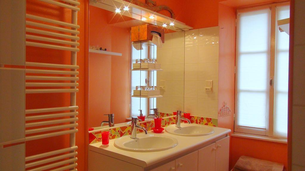 Logis Des Douves Bed & Breakfast Tiffauges Dış mekan fotoğraf