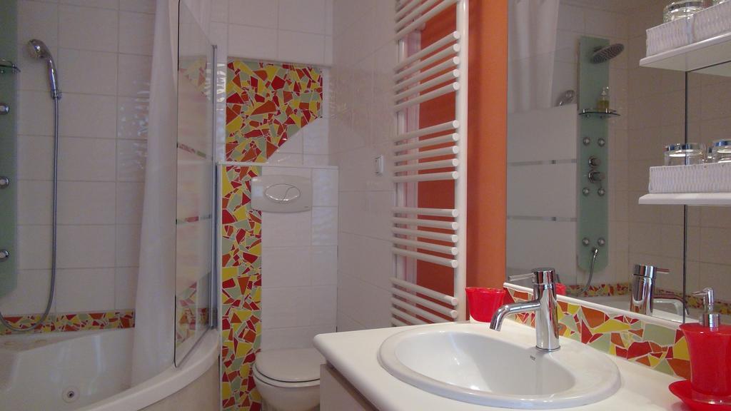 Logis Des Douves Bed & Breakfast Tiffauges Dış mekan fotoğraf